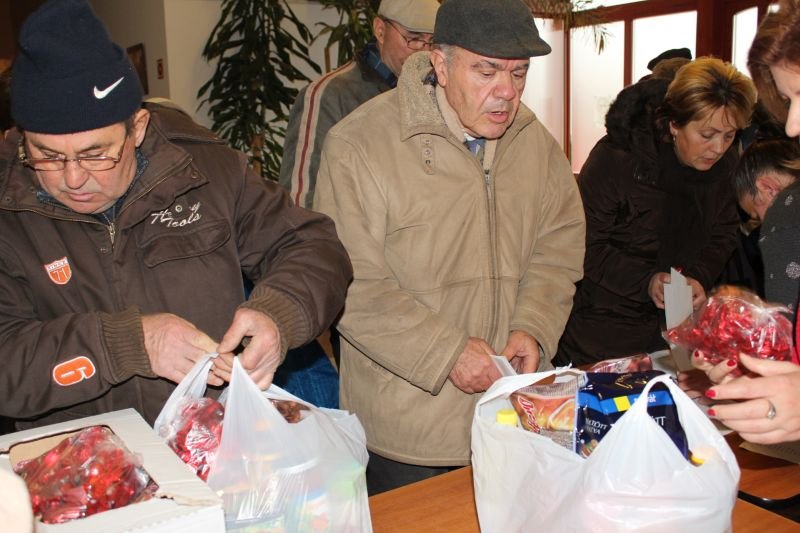 Idősek csomagosztás