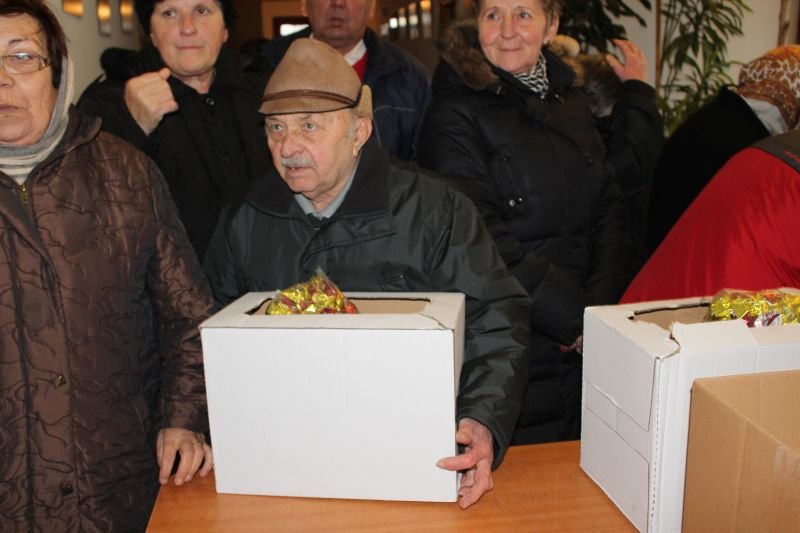Idősek csomagosztás