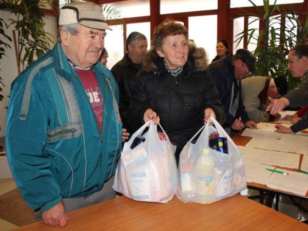 Idősek csomagosztás