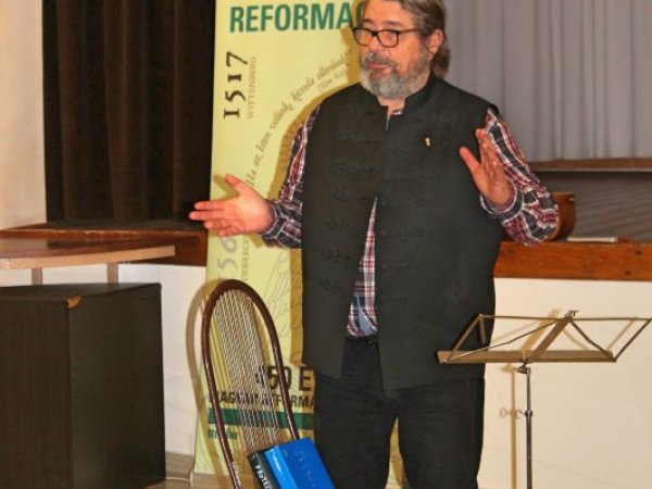 Dinnyés József daltulajdonos