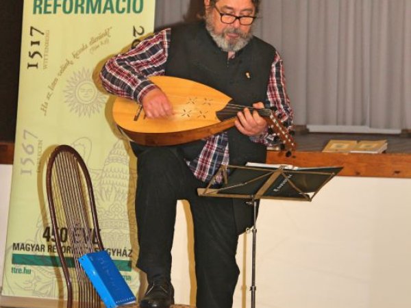 Dinnyés József daltulajdonos