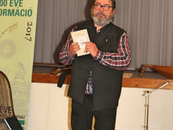 Dinnyés József daltulajdonos